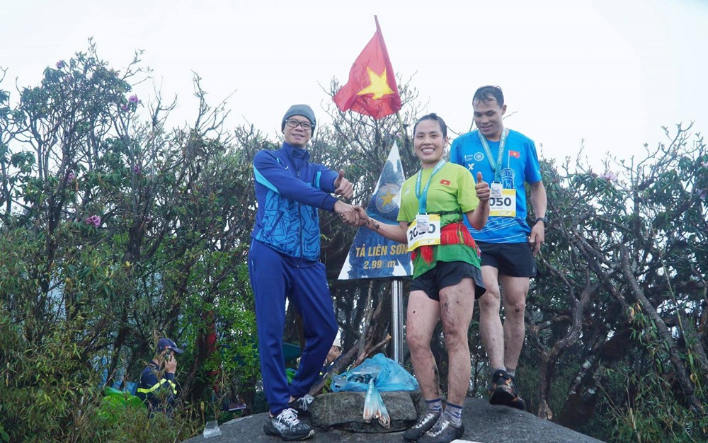 Hơn 300 VĐV tham gia chinh phục đỉnh Tả Liên Sơn cao 2.996m - ảnh 6