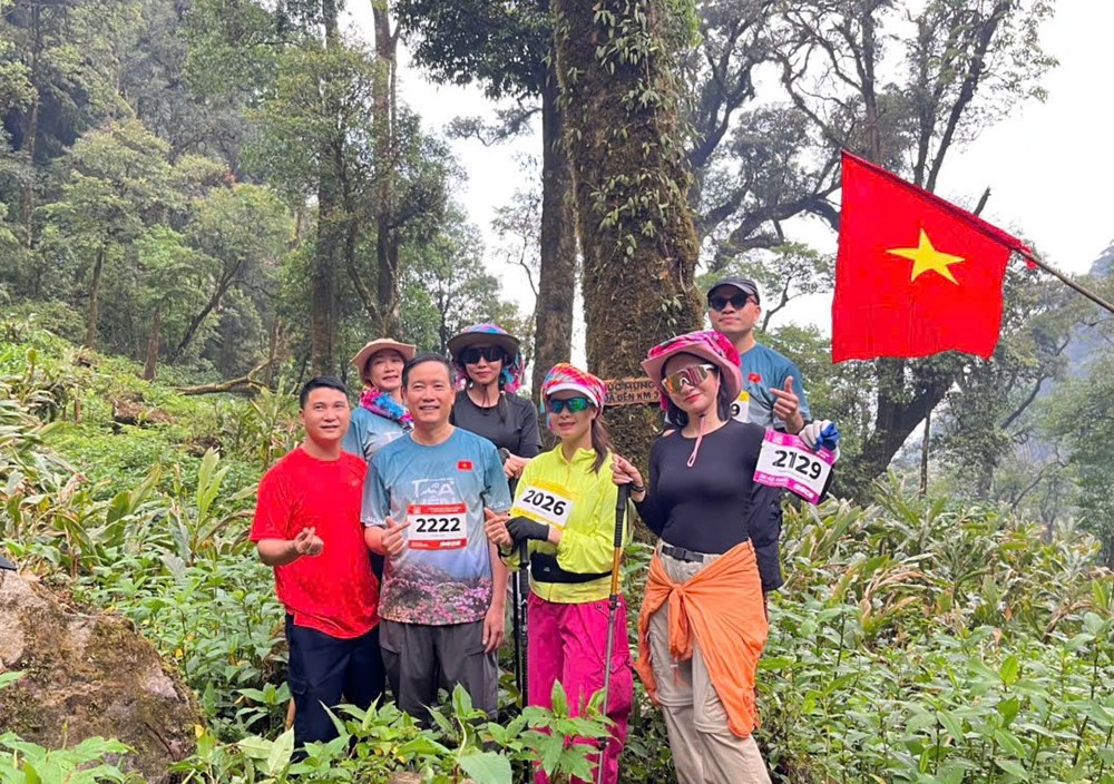 Hơn 300 VĐV tham gia chinh phục đỉnh Tả Liên Sơn cao 2.996m - ảnh 3