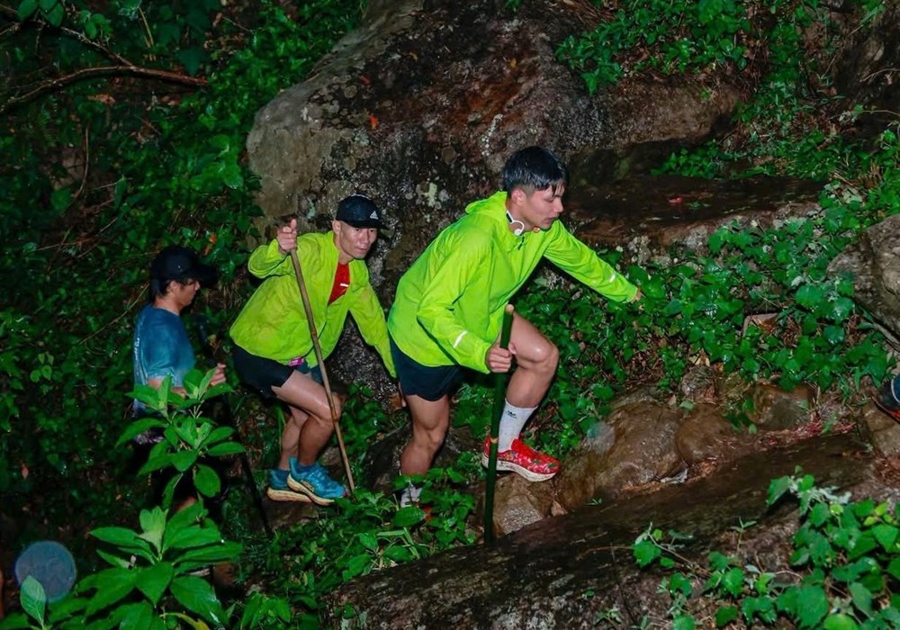 Hơn 300 VĐV tham gia chinh phục đỉnh Tả Liên Sơn cao 2.996m - ảnh 5