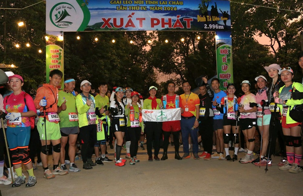 Hơn 300 VĐV tham gia chinh phục đỉnh Tả Liên Sơn cao 2.996m - ảnh 1