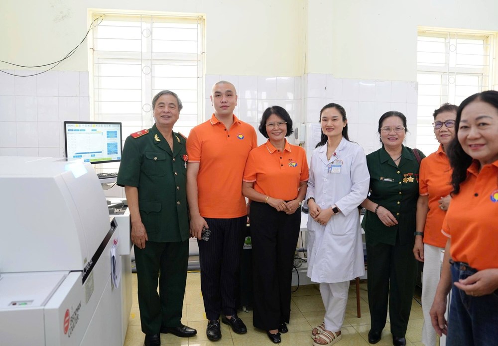 Quỹ Trái tim vàng Việt Nam trao tặng thiết bị y tế trị giá hơn 7,6 tỉ đồng - ảnh 2