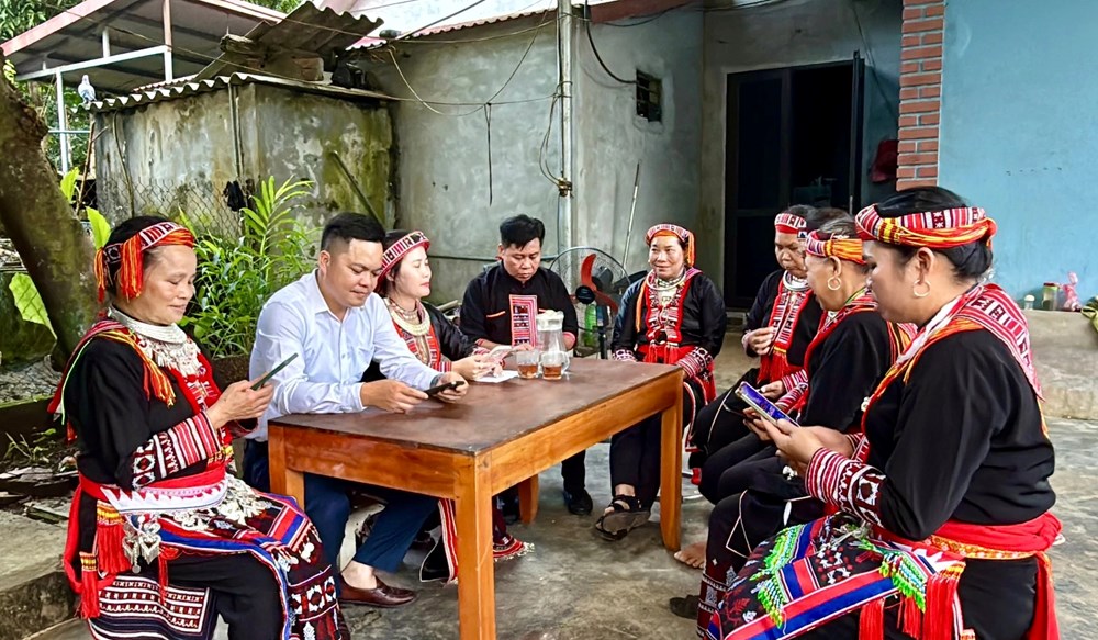 Xã Đông Cuông tích cực triển khai ứng dụng nền tảng công dân số LaoCai-S - ảnh 2