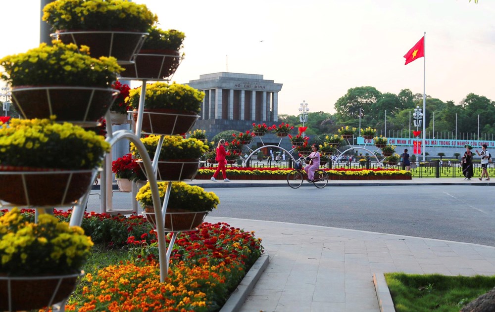 Hà Nội rực rỡ cờ hoa kỷ niệm Ngày Giải phóng miền Nam 30.4 và Ngày Quốc tế Lao động 1.5 - ảnh 1