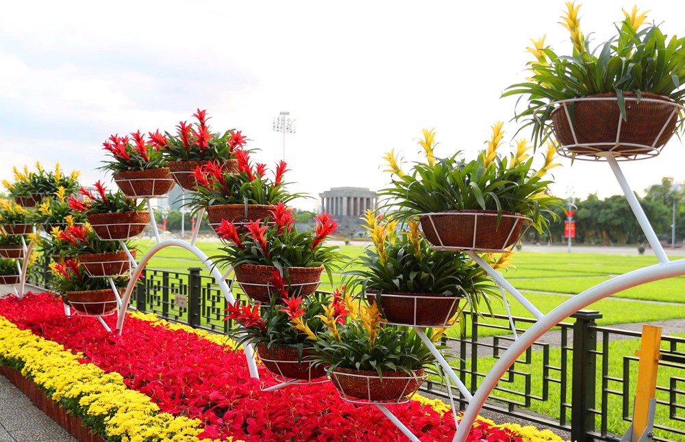 Hà Nội rực rỡ cờ hoa kỷ niệm Ngày Giải phóng miền Nam 30.4 và Ngày Quốc tế Lao động 1.5 - ảnh 4