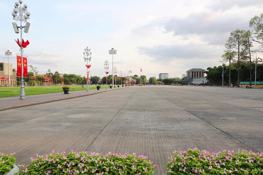 Hà Nội rực rỡ cờ hoa kỷ niệm Ngày Giải phóng miền Nam 30.4 và Ngày Quốc tế Lao động 1.5 - ảnh 3