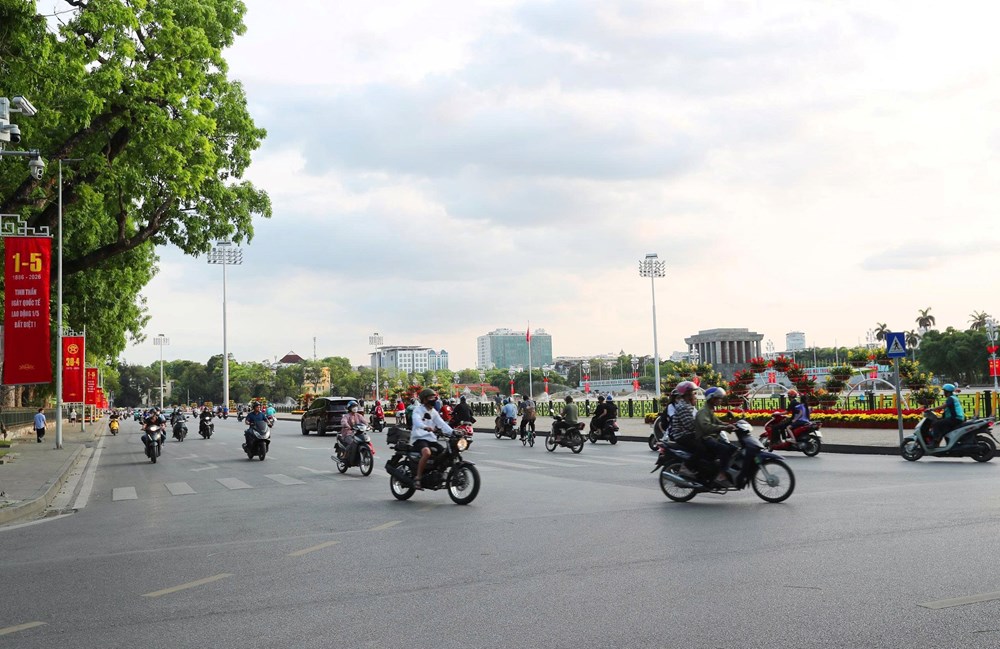 Hà Nội rực rỡ cờ hoa kỷ niệm Ngày Giải phóng miền Nam 30.4 và Ngày Quốc tế Lao động 1.5 - ảnh 2