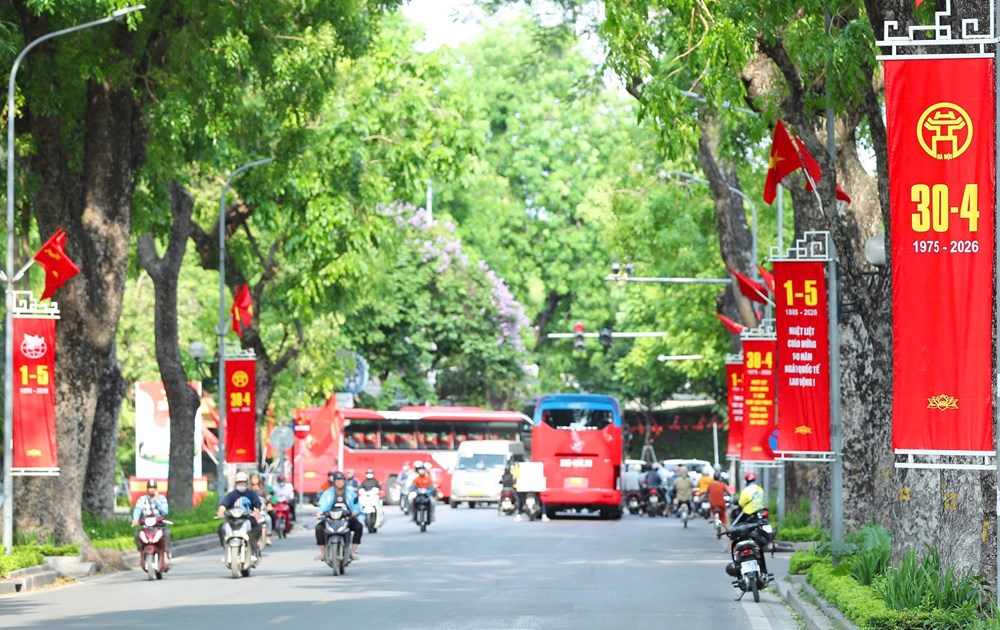 Hà Nội rực rỡ cờ hoa kỷ niệm Ngày Giải phóng miền Nam 30.4 và Ngày Quốc tế Lao động 1.5 - ảnh 17