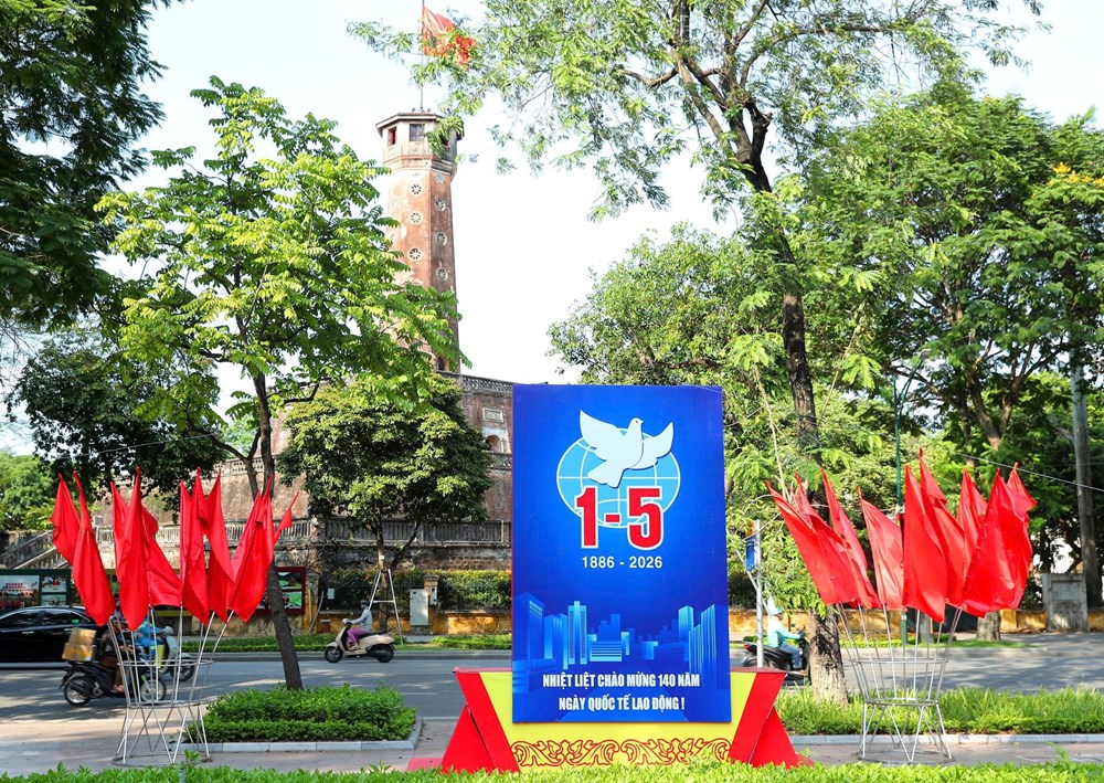 Hà Nội rực rỡ cờ hoa kỷ niệm Ngày Giải phóng miền Nam 30.4 và Ngày Quốc tế Lao động 1.5 - ảnh 8