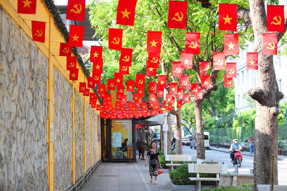Hà Nội rực rỡ cờ hoa kỷ niệm Ngày Giải phóng miền Nam 30.4 và Ngày Quốc tế Lao động 1.5 - ảnh 16