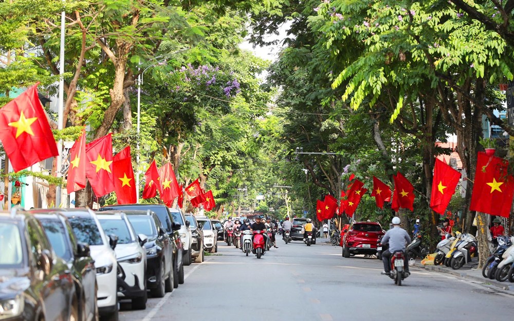 Hà Nội rực rỡ cờ hoa kỷ niệm Ngày Giải phóng miền Nam 30.4 và Ngày Quốc tế Lao động 1.5 - ảnh 13