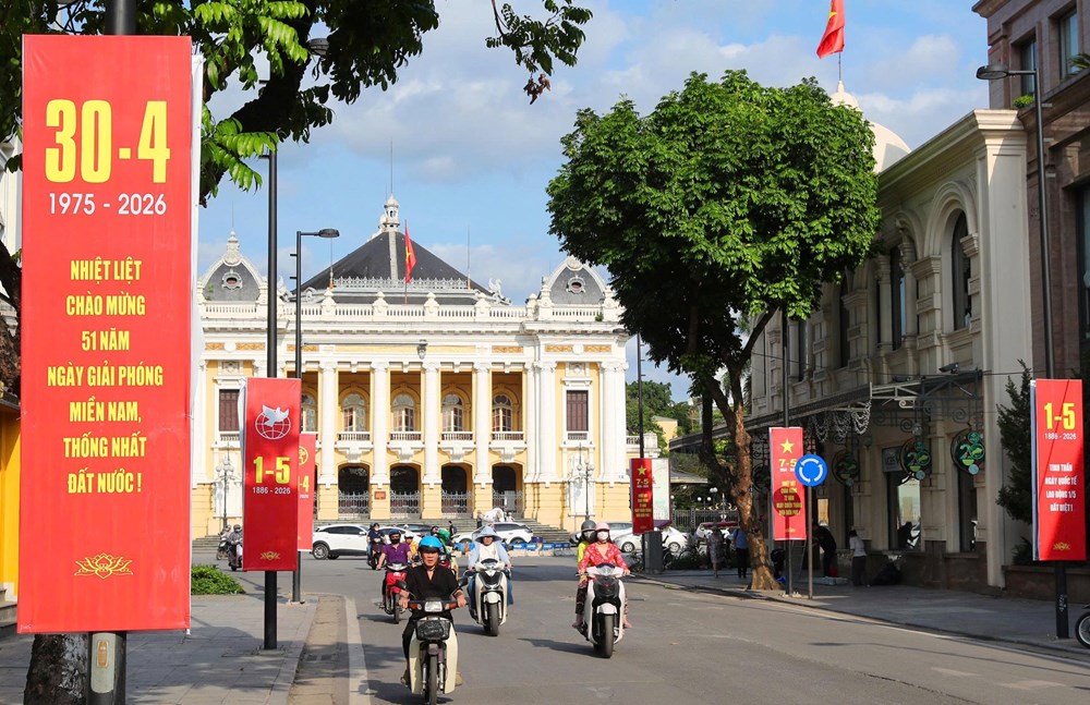 Hà Nội rực rỡ cờ hoa kỷ niệm Ngày Giải phóng miền Nam 30.4 và Ngày Quốc tế Lao động 1.5 - ảnh 11
