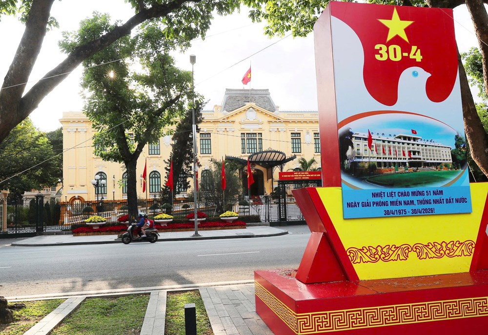 Hà Nội rực rỡ cờ hoa kỷ niệm Ngày Giải phóng miền Nam 30.4 và Ngày Quốc tế Lao động 1.5 - ảnh 19