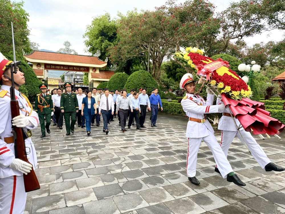 Dâng hương tưởng nhớ Chủ tịch Hồ Chí Minh và các Anh hùng liệt sĩ - ảnh 1