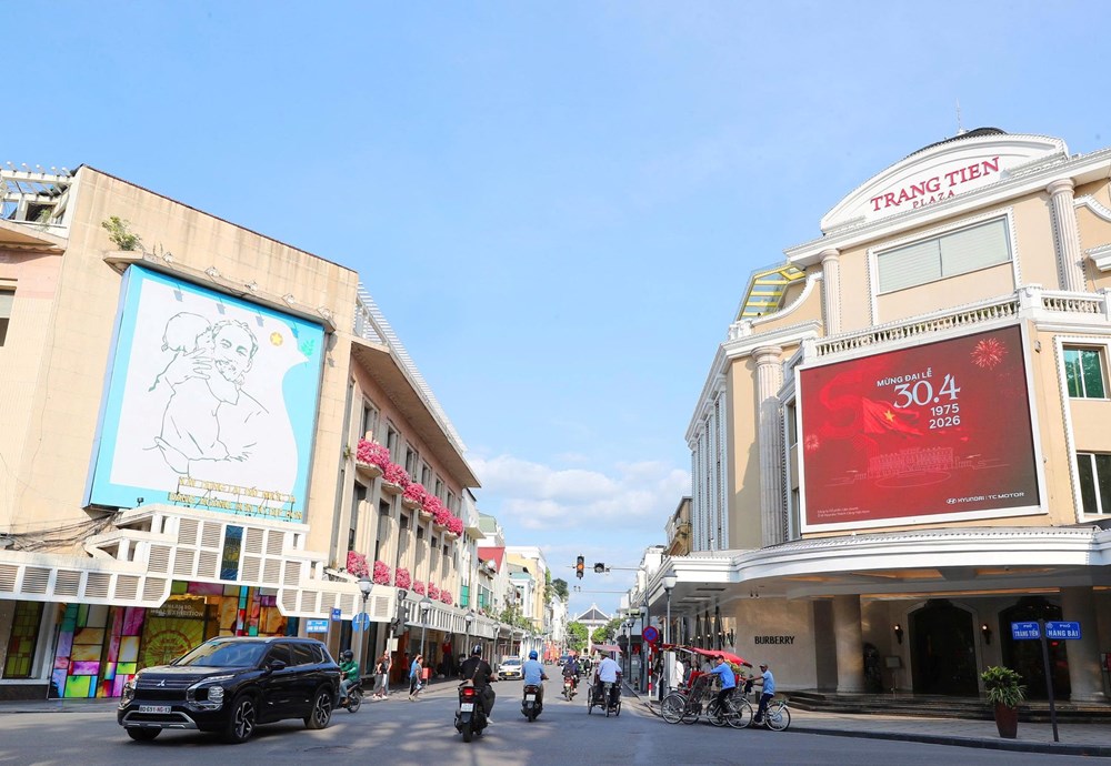 Hà Nội rực rỡ cờ hoa kỷ niệm Ngày Giải phóng miền Nam 30.4 và Ngày Quốc tế Lao động 1.5 - ảnh 10