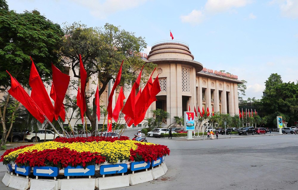 Hà Nội rực rỡ cờ hoa kỷ niệm Ngày Giải phóng miền Nam 30.4 và Ngày Quốc tế Lao động 1.5 - ảnh 12