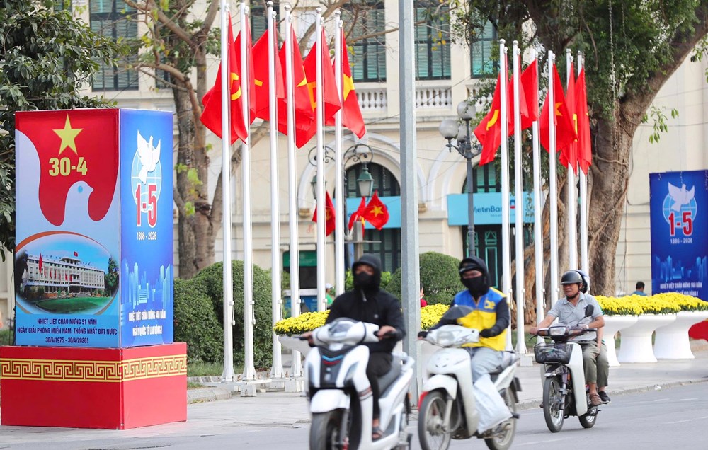 Hà Nội rực rỡ cờ hoa kỷ niệm Ngày Giải phóng miền Nam 30.4 và Ngày Quốc tế Lao động 1.5 - ảnh 15