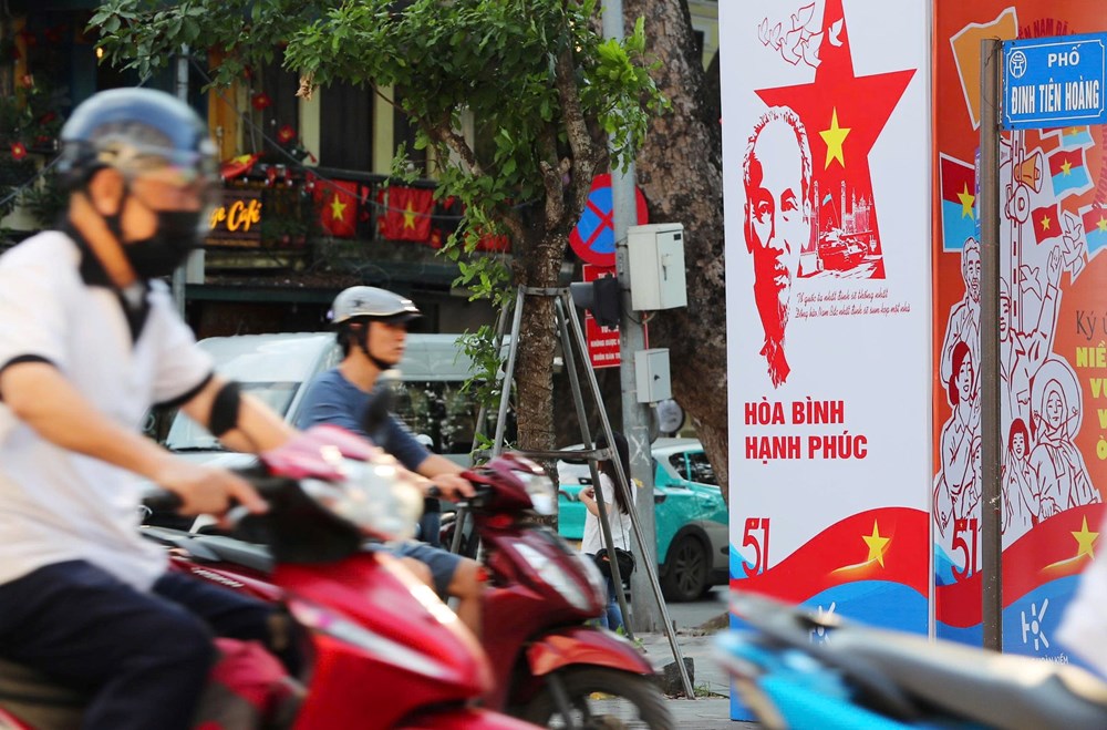 Hà Nội rực rỡ cờ hoa kỷ niệm Ngày Giải phóng miền Nam 30.4 và Ngày Quốc tế Lao động 1.5 - ảnh 14