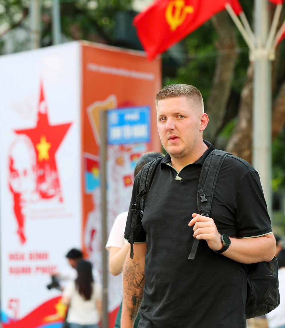 Hà Nội rực rỡ cờ hoa kỷ niệm Ngày Giải phóng miền Nam 30.4 và Ngày Quốc tế Lao động 1.5 - ảnh 24