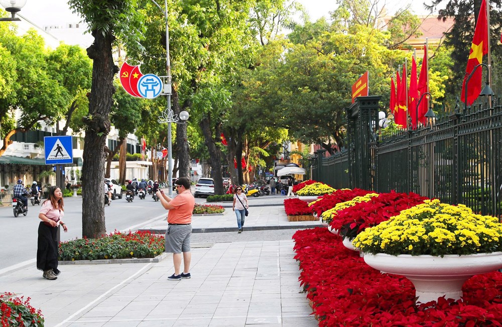 Hà Nội rực rỡ cờ hoa kỷ niệm Ngày Giải phóng miền Nam 30.4 và Ngày Quốc tế Lao động 1.5 - ảnh 20