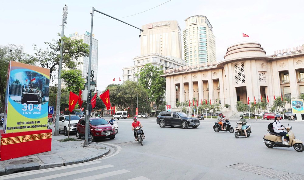 Hà Nội rực rỡ cờ hoa kỷ niệm Ngày Giải phóng miền Nam 30.4 và Ngày Quốc tế Lao động 1.5 - ảnh 21