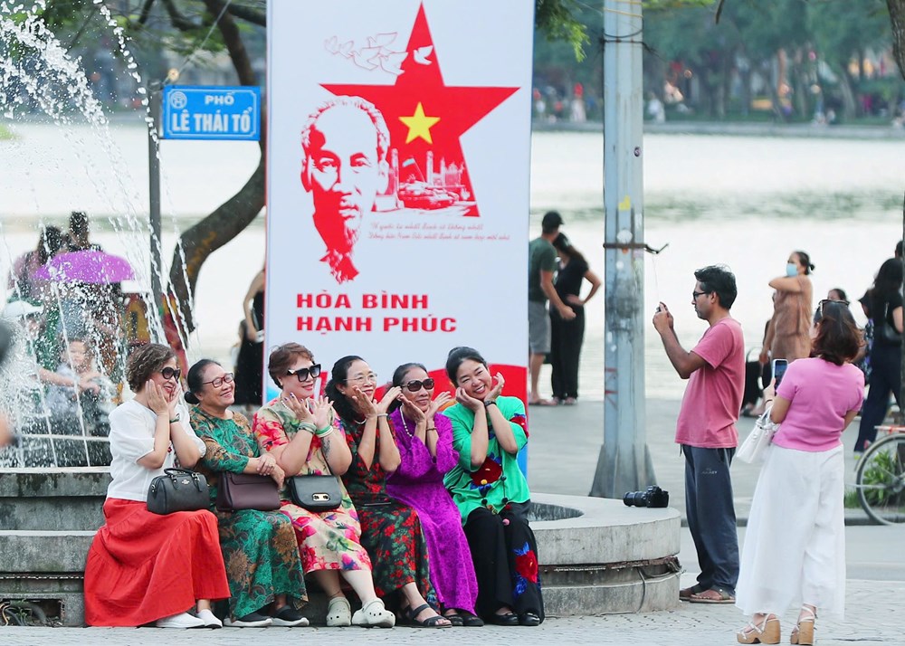 Hà Nội rực rỡ cờ hoa kỷ niệm Ngày Giải phóng miền Nam 30.4 và Ngày Quốc tế Lao động 1.5 - ảnh 22