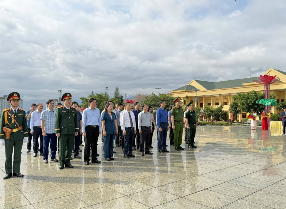 Dâng hương tưởng nhớ Chủ tịch Hồ Chí Minh và các Anh hùng liệt sĩ - ảnh 3