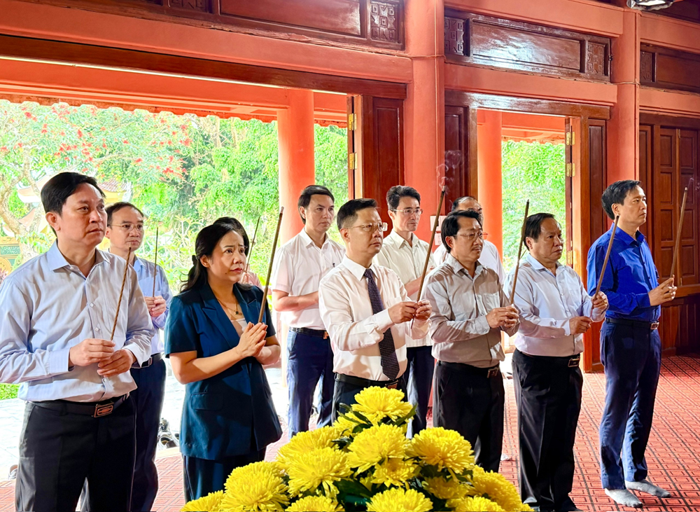 Dâng hương tưởng nhớ Chủ tịch Hồ Chí Minh và các Anh hùng liệt sĩ - ảnh 2