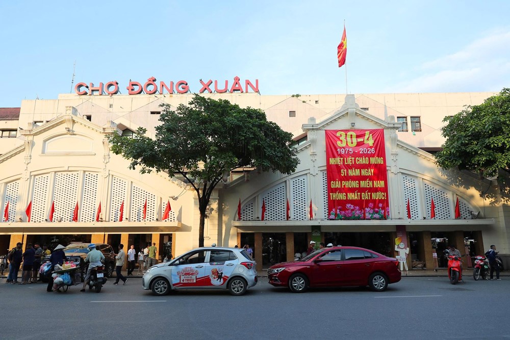 Hà Nội rực rỡ cờ hoa kỷ niệm Ngày Giải phóng miền Nam 30.4 và Ngày Quốc tế Lao động 1.5 - ảnh 23