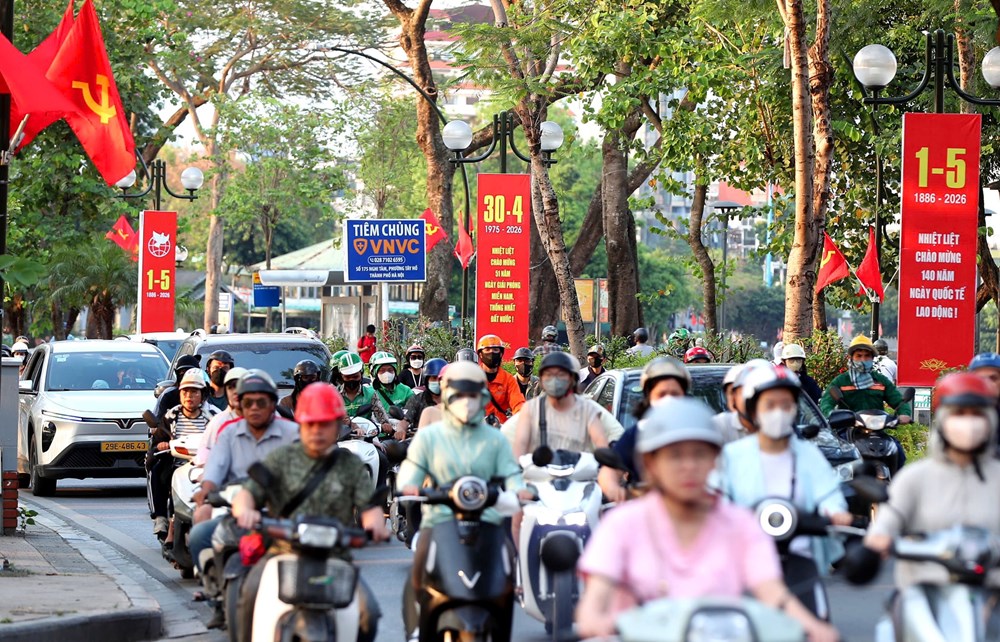 Hà Nội rực rỡ cờ hoa kỷ niệm Ngày Giải phóng miền Nam 30.4 và Ngày Quốc tế Lao động 1.5 - ảnh 9