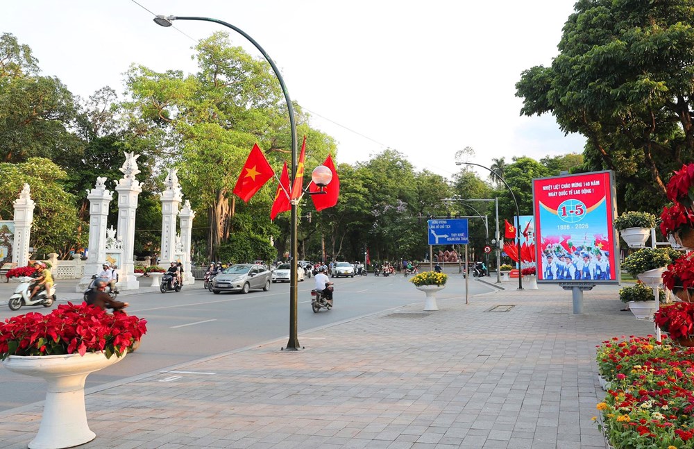 Hà Nội rực rỡ cờ hoa kỷ niệm Ngày Giải phóng miền Nam 30.4 và Ngày Quốc tế Lao động 1.5 - ảnh 7