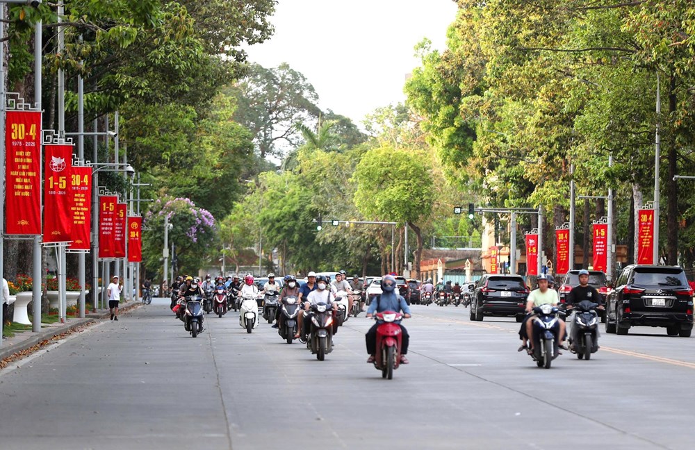 Hà Nội rực rỡ cờ hoa kỷ niệm Ngày Giải phóng miền Nam 30.4 và Ngày Quốc tế Lao động 1.5 - ảnh 6