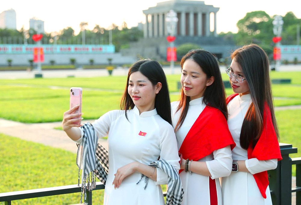 Hà Nội rực rỡ cờ hoa kỷ niệm Ngày Giải phóng miền Nam 30.4 và Ngày Quốc tế Lao động 1.5 - ảnh 5