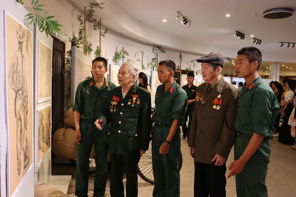 Ấn tượng triển lãm “Từ ký hoạ chiến trường đến sắc màu đương đại“ - ảnh 2