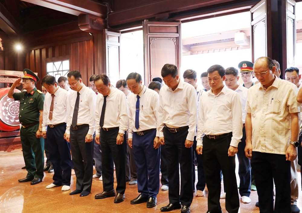 Dâng hương tưởng niệm, tri ân Chủ tịch Hồ Chí Minh và các Anh hùng liệt sĩ - ảnh 2