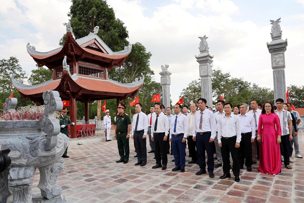 Dâng hương tưởng niệm, tri ân Chủ tịch Hồ Chí Minh và các Anh hùng liệt sĩ - ảnh 1