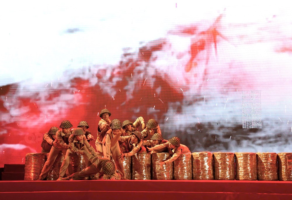 Sâu lắng, tự hào đêm nghệ thuật “Điện Biên - Bản hùng ca chiến thắng” - ảnh 4