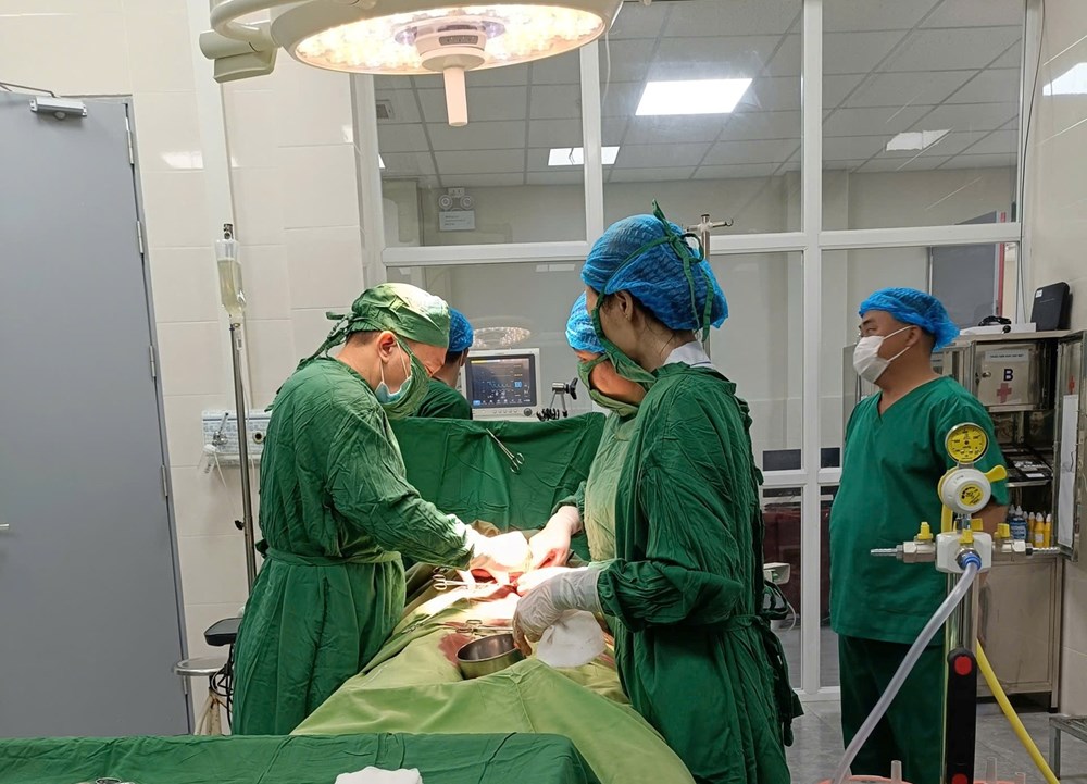 Điện Biên: Y, bác sĩ hiến máu khẩn cấp cứu sản phụ nguy kịch - ảnh 1