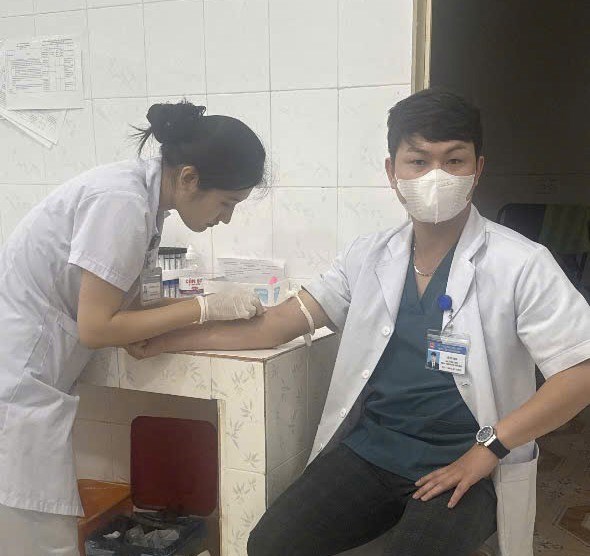 Điện Biên: Y, bác sĩ hiến máu khẩn cấp cứu sản phụ nguy kịch - ảnh 2