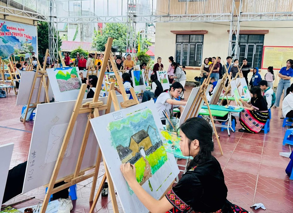 “Hành trình sắc màu“- tôn vinh vẻ đẹp di sản Cao nguyên đá Đồng Văn - ảnh 2