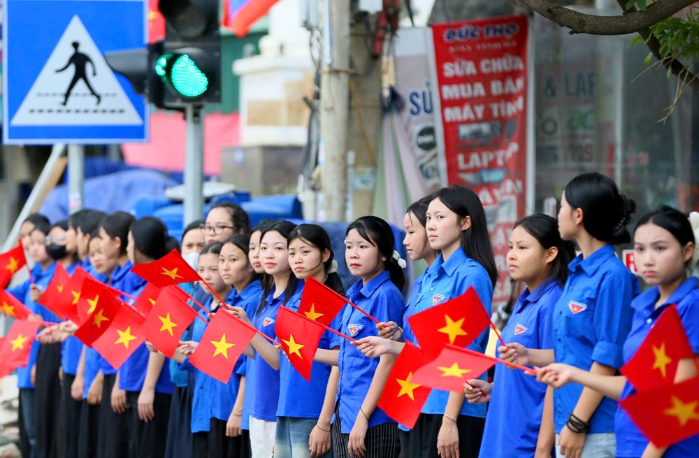 Đón 80 hài cốt liệt sĩ quân tình nguyện Việt Nam từ Lào về nước - ảnh 6