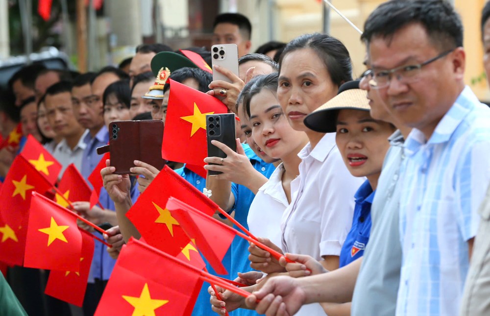 Đón 80 hài cốt liệt sĩ quân tình nguyện Việt Nam từ Lào về nước - ảnh 7