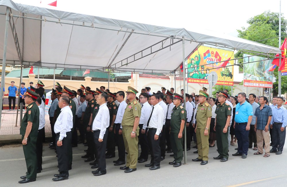 Đón 80 hài cốt liệt sĩ quân tình nguyện Việt Nam từ Lào về nước - ảnh 12