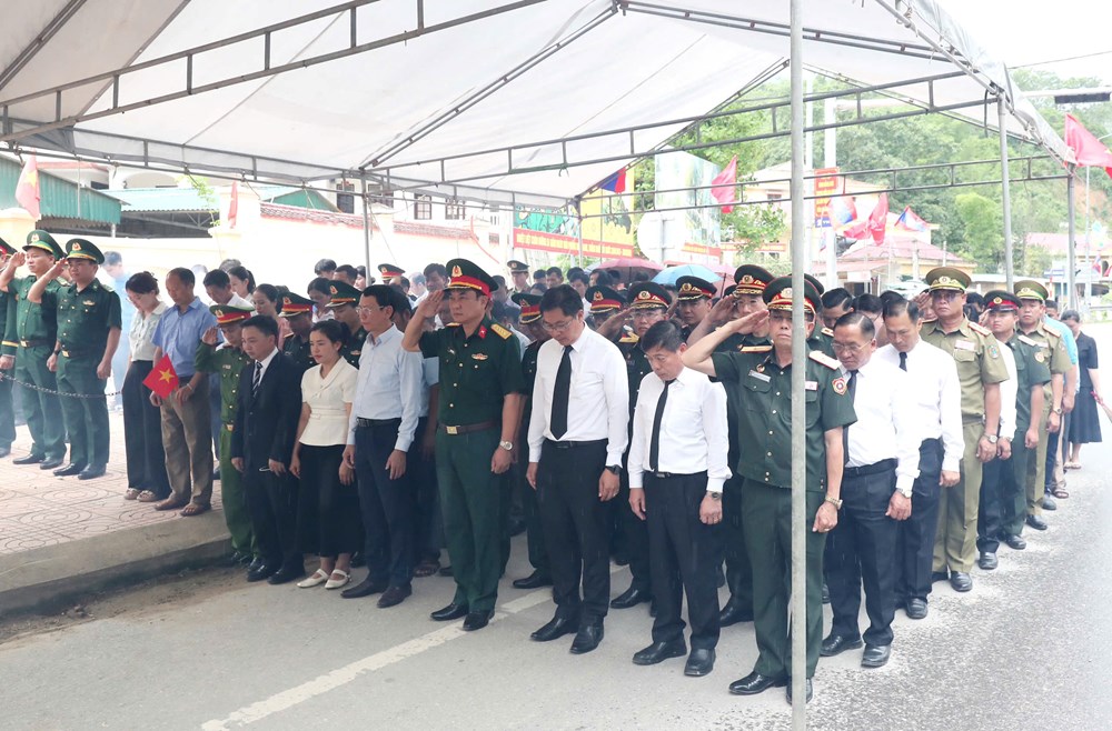 Đón 80 hài cốt liệt sĩ quân tình nguyện Việt Nam từ Lào về nước - ảnh 10
