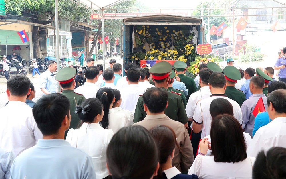 Đón 80 hài cốt liệt sĩ quân tình nguyện Việt Nam từ Lào về nước - ảnh 11