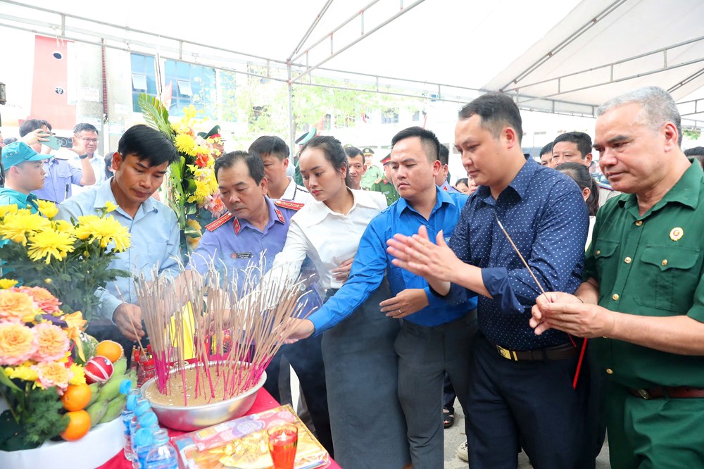Đón 80 hài cốt liệt sĩ quân tình nguyện Việt Nam từ Lào về nước - ảnh 15