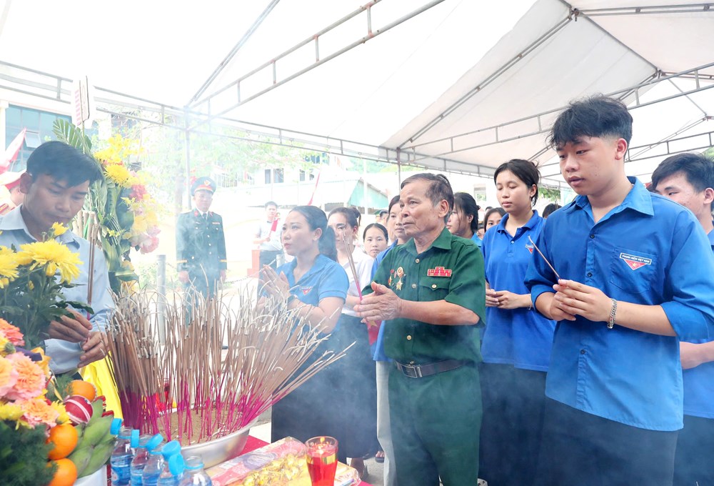 Đón 80 hài cốt liệt sĩ quân tình nguyện Việt Nam từ Lào về nước - ảnh 14