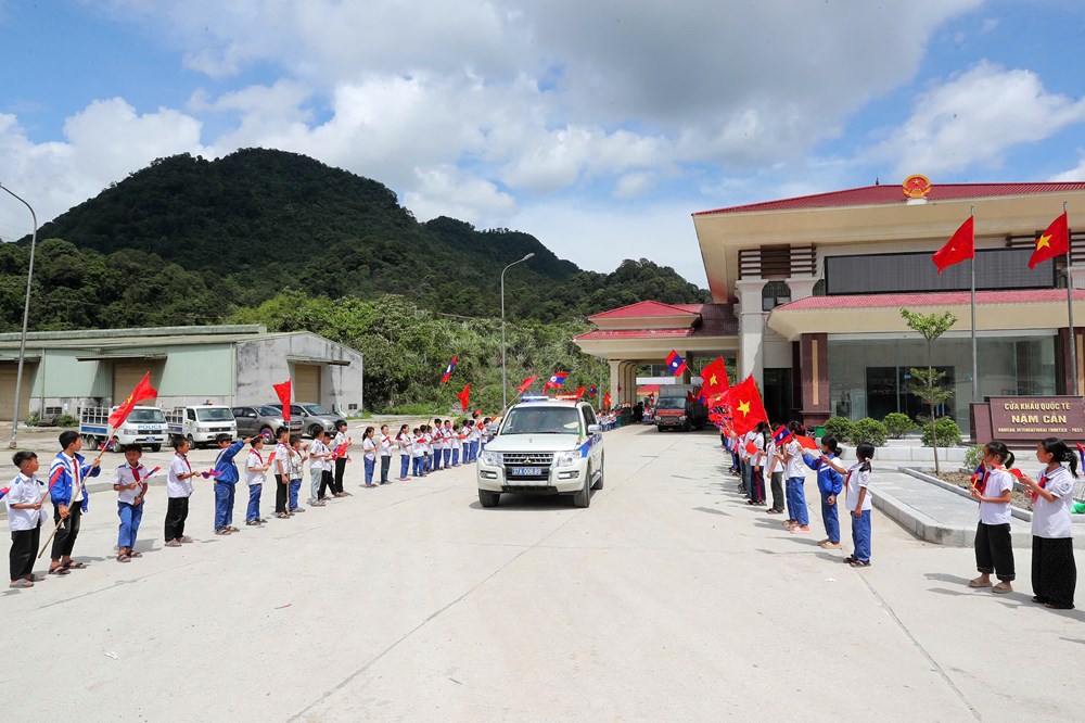 Đón 80 hài cốt liệt sĩ quân tình nguyện Việt Nam từ Lào về nước - ảnh 8