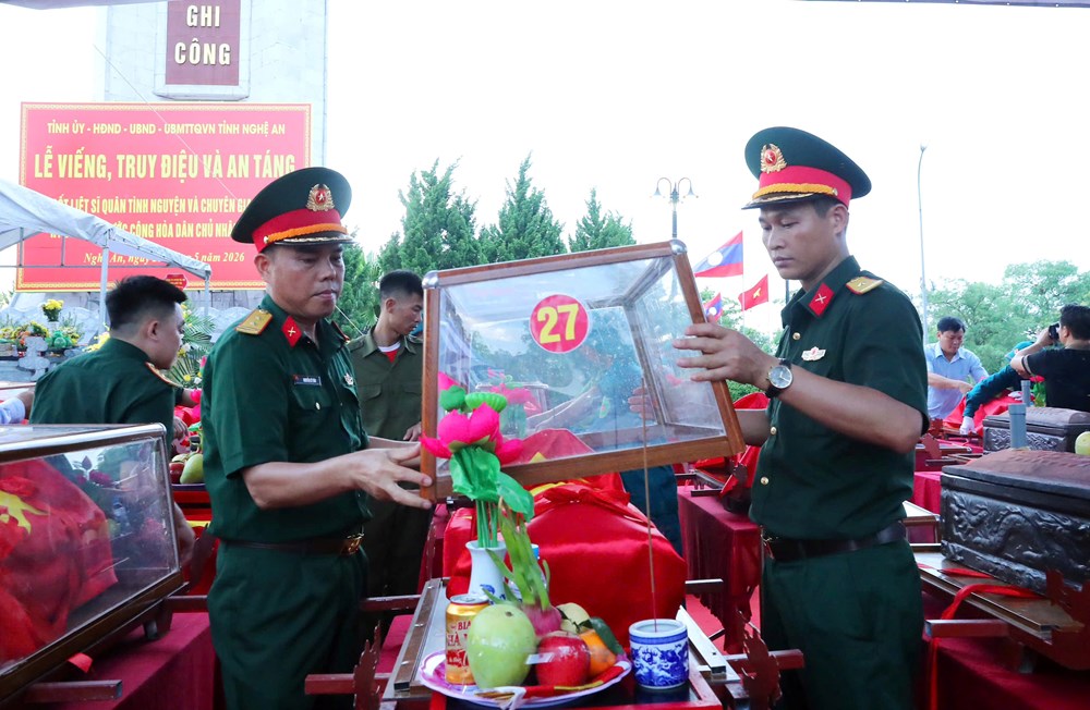 Nghệ An tổ chức lễ truy điệu và an táng hài cốt liệt sĩ hi sinh tại Lào - ảnh 14