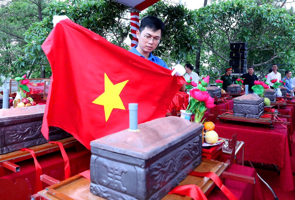 Nghệ An tổ chức lễ truy điệu và an táng hài cốt liệt sĩ hi sinh tại Lào - ảnh 13