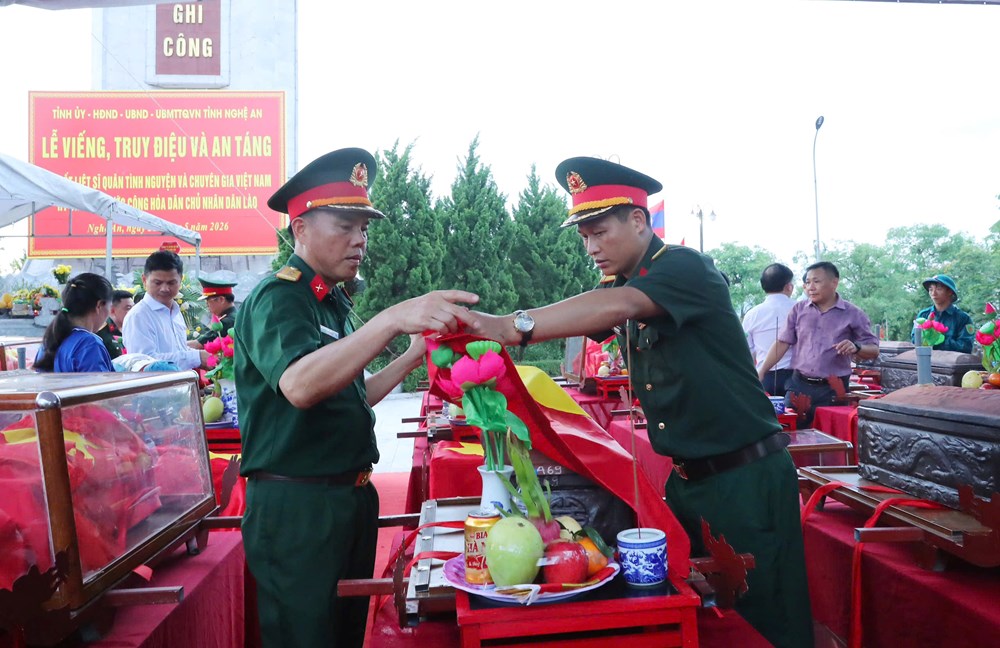Nghệ An tổ chức lễ truy điệu và an táng hài cốt liệt sĩ hi sinh tại Lào - ảnh 12